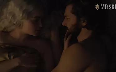 Passionate kissing and bed scene with gorgeous blondie Emilia Clarke
